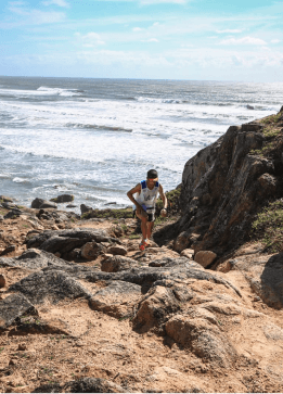 Sidney correndo nas pedras